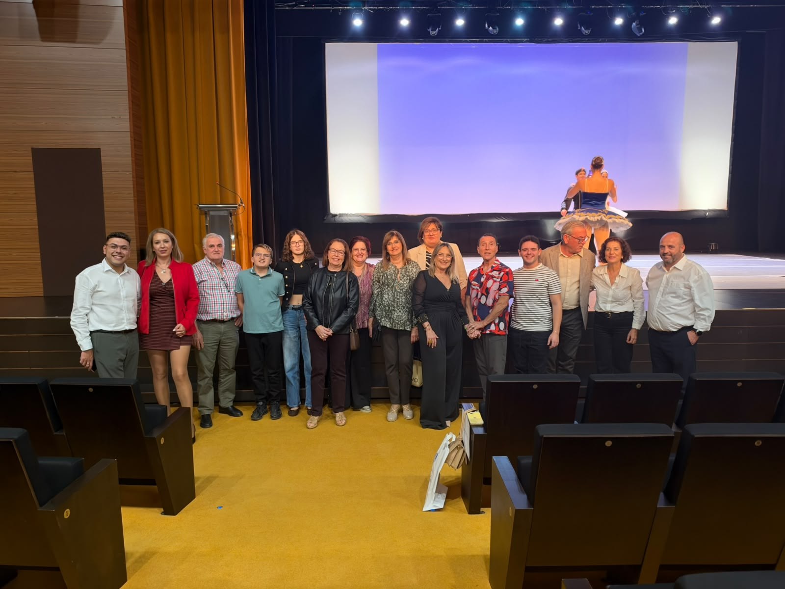 Foto de grupo durante Bailemos por la vida en el Teatro Villa de Archena, el 24 de octubre de 2026.