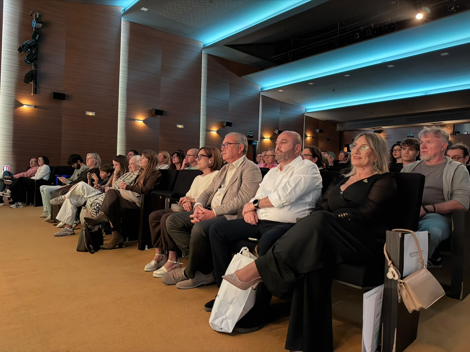 Público asistente a la gala solidaria Bailemos por la vida en el Teatro Villa de Archena.